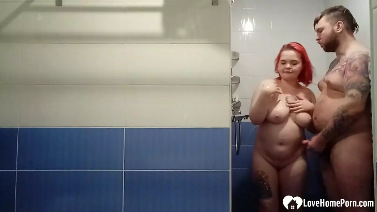 Hottie bathroom sex with a thick angel